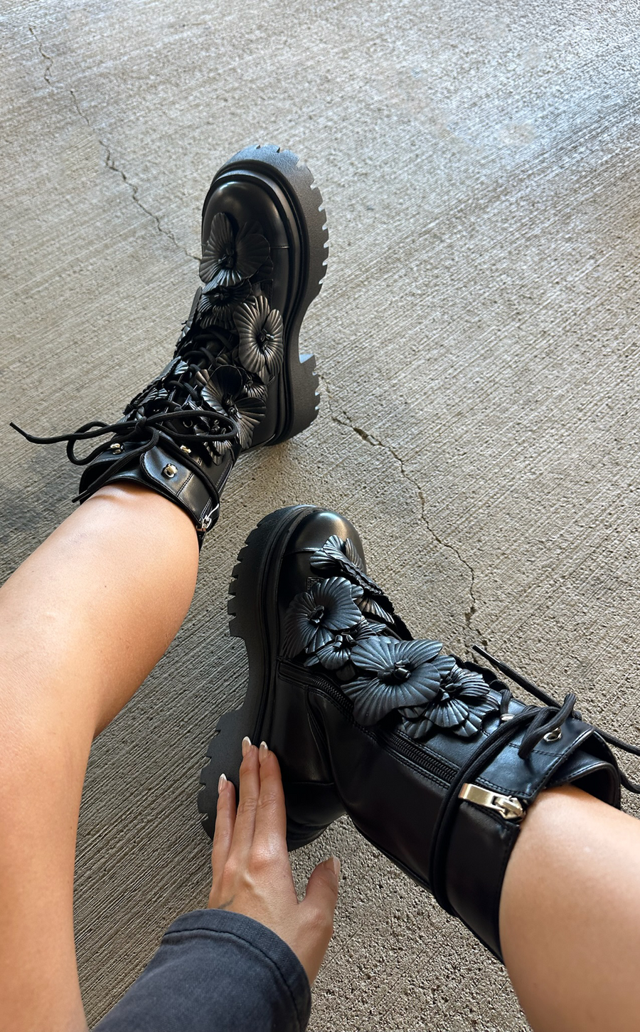 DEVOIR-BLACK 3D FLOWER COMBAT BOOTIE
